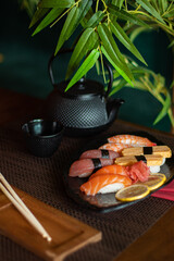 Japońskie sushi set nigiri z japońską herbatą na obiad lub na kolacje, lunch