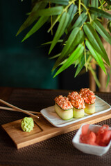 Japońskie sushi gunkan na obiad lub na kolacje, lunch