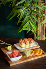 Japońskie sushi gunkan na obiad lub na kolacje, lunch