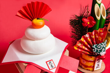 正月飾り鏡餅と門松　赤背景