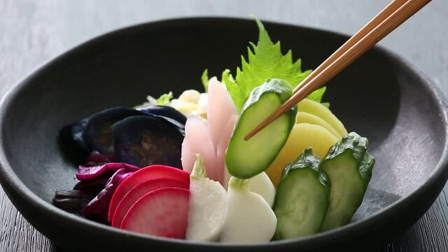 日本の漬け物の盛り合わせ　動画
