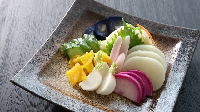 日本の漬け物の盛り合わせ　動画