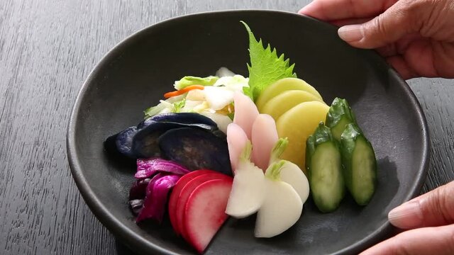 日本の漬け物の盛り合わせ　動画