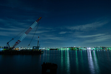 クレーン船と工場群