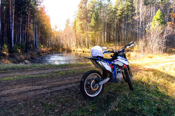 Obraz premium enduro motorcycle on the background of a small lake