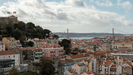 Fototapeta na wymiar vista del puente 25 de abril desde el Miradouro da Graça en Lisboa, Portugal