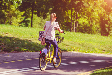 Obraz premium Cyclist ride on the bike path in the city Park 