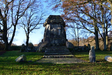 Denkmal im Herbst in der Stadt Walsrode, Niedersachsen
