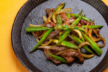 日本の家庭料理　牛肉とアスパラガス・玉ねぎのカレーオイスター炒め　