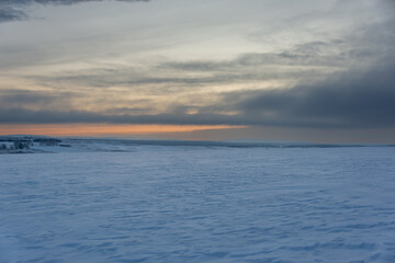 Fototapeta na wymiar Snowy steppe at sunrise (sunset).