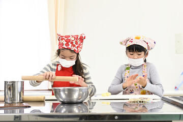 手作りのお菓子を作るマスク姿の女の子