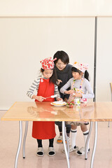 料理教室で、お菓子の作り方を学ぶ小学生の女の子