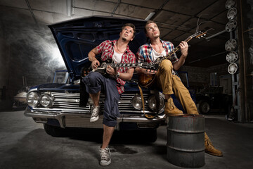 Obraz na płótnie Canvas Guitarists at a garage next to the retro car in smoke