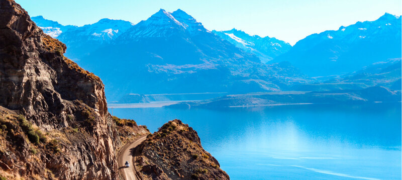 carro passando na estrada na beira de montanha com Lago General Carrera ao fundo, Carretera Austral, Chile