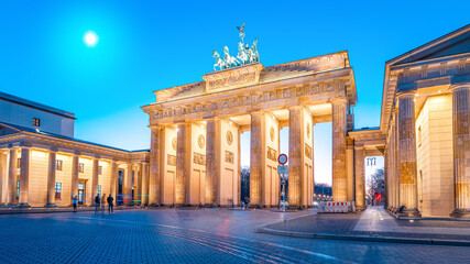 the famous brandenburg gate in berlin at night © frank peters