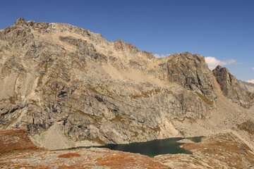 Fototapeta na wymiar Wanderziel in den Albula-Alpen; Lunghinsee mit Piz Grevasalvas (2931m)