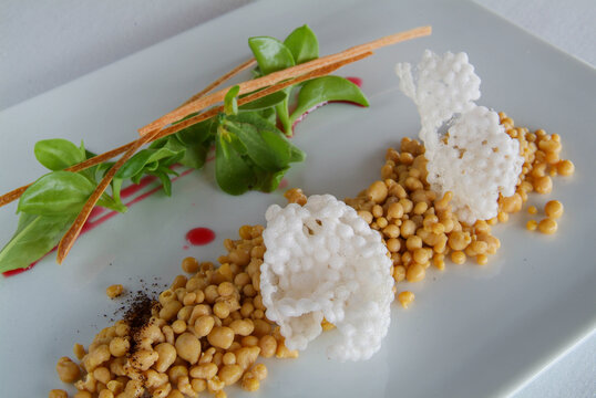 Entrante de Peritas de foie y tapioca con ensalada &aacute;cida