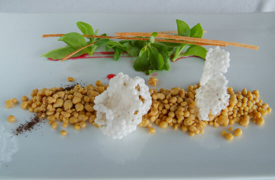 Entrante de Peritas de foie y tapioca con ensalada &aacute;cida