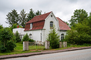 verlassenes haus als zeichen der landflucht des demographischen wandels