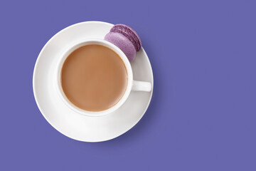 Tasses à café avec macaron de gâteau dessert lilas sur fond péri très tendance
