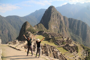 Fototapeta na wymiar casal de turistas não identificado nas ruínas de Machu Picchu, Peru 