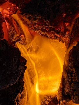 Entrée de la caverne en feu
