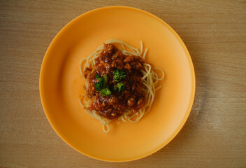 Flatlay picture of healthy low calorie chicken speghatti bolognese on in the plate.