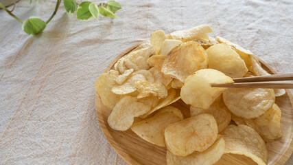 箸でポテトチップスを食べる