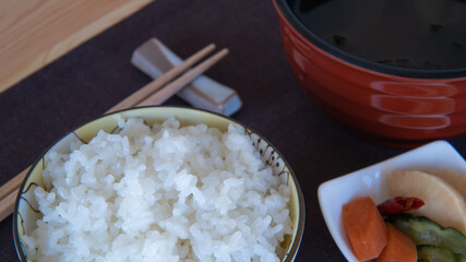 日本の食卓。ご飯と味噌汁と漬物。