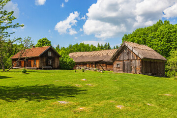 Obraz premium Old idyllic farm with wooden houses in a beautiful landscape