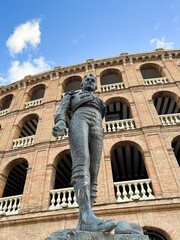estatua en la plaza de toros de valencia, con el cielo azul
