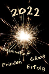 Neujahrswünsche für 2022 mit Wunderkerze, hochformat