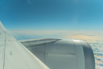 Fototapeta na wymiar 飛行機から見た空