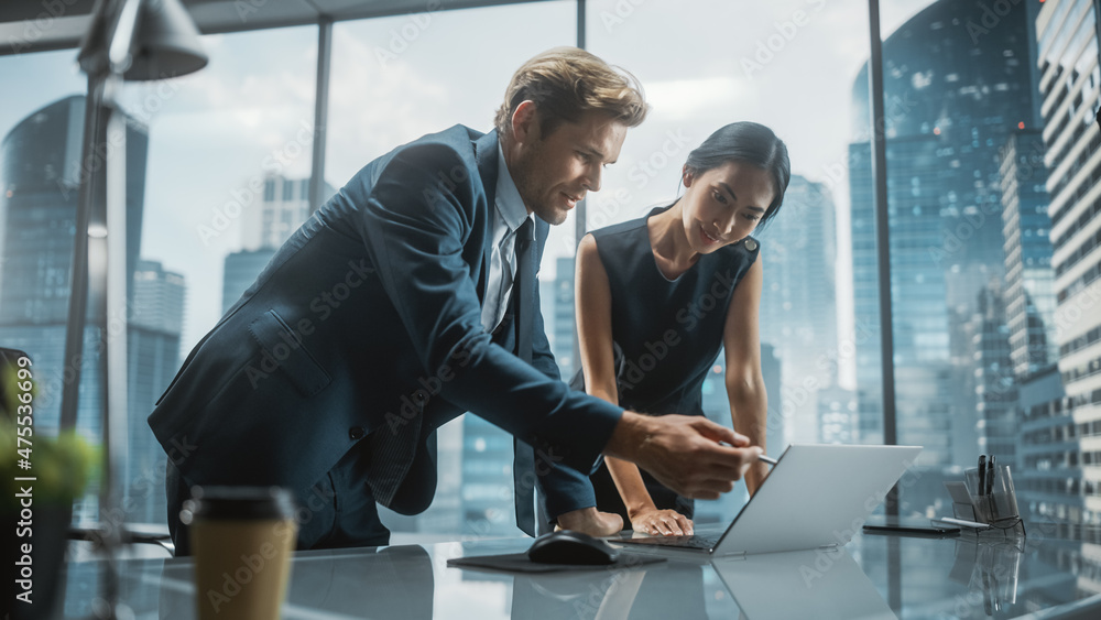 Aufkleber portrait of successful corporate ceo and finance manager talking, using laptop computer while standi