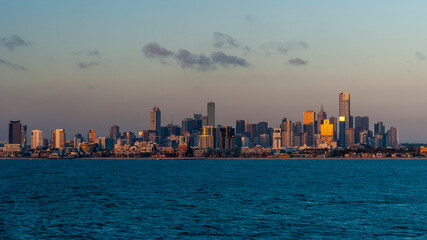 Naklejka premium city skyline at sunset