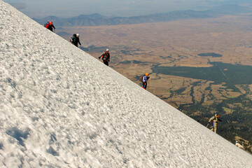 alpinistas bajando en fila del volcán Citlaltepec en Puebla México.