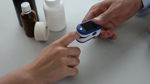 Apparatus for measuring oxygen saturation and pulse. The doctor measures the patient's oxygen saturation and pulse during illness by putting a pulse oximeter on his finger. Top view