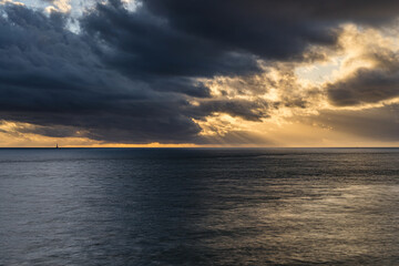 Rayons du soleil à travers les nuages au dessus de l'Ocean, proche Phare de Cordouan, Royan, France