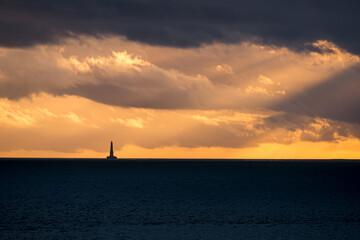 Rayons au coucher du soleil sur le phare de Cordouan au dessus de l'ocean, Royan, Charente Maritime