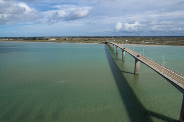Vue Aérienne proche Viaduc de la Seudre, avec quelques voitures, France, Charente Maritime