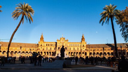 Panorámica de la plaza de España de Sevilla al atardecer