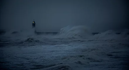 Gordijnen The gale force winds from Storm Arwen cause giant waves to batter the lighthouse and north pier guarding the mouth of the Tyne in Tynemouth, England © Paul Jackson