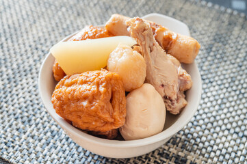 鶏手羽元が入ったおでん