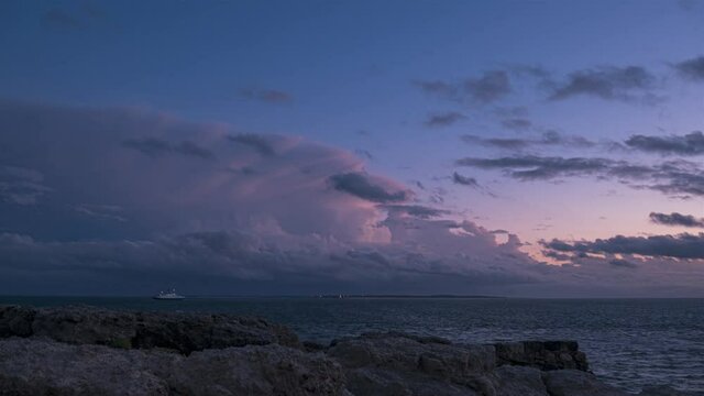 Day to Night Timelapse avec nuages jaune et rose, depuis Royan, France