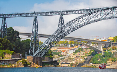 Naklejka premium Fachwerk-Bogenbrücke , Metallbrücke Porto am Rio Douro, Küstenstadt Portugals, Brücken, Portwein, Altstadt mittelalterlichen Viertel Ribeira, cais da ribeira porto Flussufer, Douro, Atlantik
