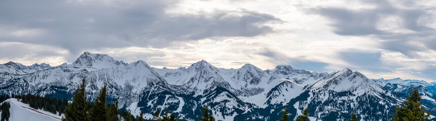 Fototapeta na wymiar Winterpanorama zentrale Tannheimer Berge vom Schönkahler