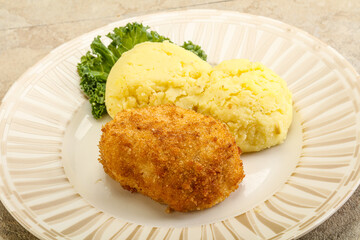 Crispy chicken cutlet with mashed potato