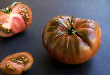 kumato tomaten, eine dunkle tomatensorte mit ungewöhnlicher Färbung 