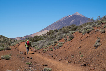 Fototapeta premium Paisaje y senderista en el volcán Teide de la isla de Tenerife, Canarias