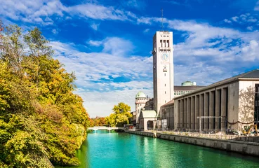 Isar and the German Museum of Masterpieces of Science and Technology in Munich, Germany © streetflash